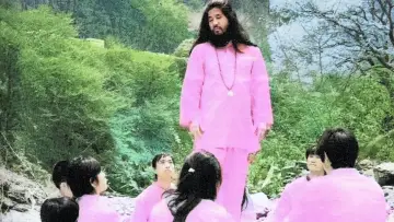 Задник к фильму "AUM: The Cult at the End of the World" #725334