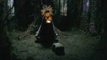 Задник к фильму "In My Mother