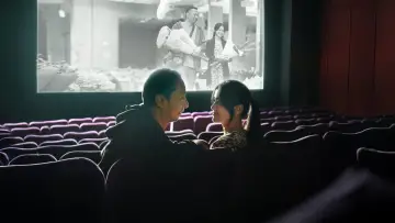 Задник к фильму "Jatuh Cinta Seperti di Film-Film" #440314