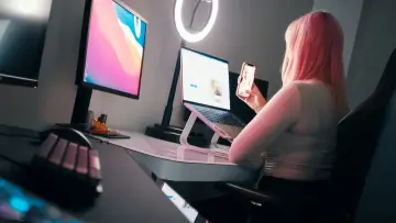 Задник к фильму "Взрослый бизнес: История Pornhub" #329329