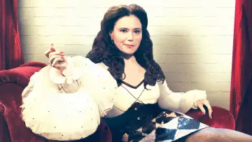 Задник к фильму "Alex Borstein: Corsets & Clown Suits" #1522168