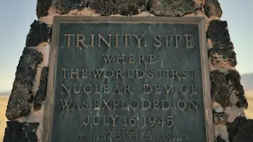 Задник к фильму "To End All War: Oppenheimer & the Atomic Bomb" #347047