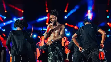Задник к фильму "Apple Music Live: Burna Boy" #458348