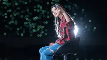 Задник к фильму "아이유 콘서트 : 더 골든 아워" #1030653