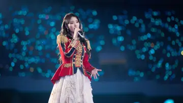 Задник к фильму "아이유 콘서트 : 더 골든 아워" #392559