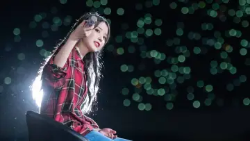 Задник к фильму "아이유 콘서트 : 더 골든 아워" #392560
