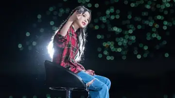 Задник к фильму "아이유 콘서트 : 더 골든 아워" #392561