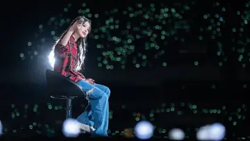 Задник к фильму "아이유 콘서트 : 더 골든 아워" #392562