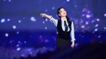 Задник к фильму "아이유 콘서트 : 더 골든 아워" #392563
