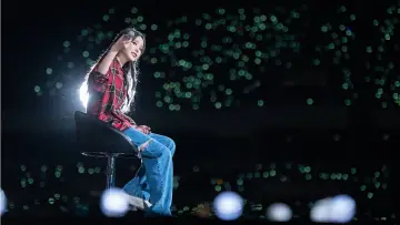 Задник к фильму "아이유 콘서트 : 더 골든 아워" #392564