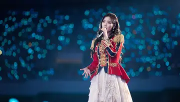 Задник к фильму "아이유 콘서트 : 더 골든 아워" #452484