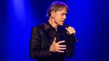 Задник к фильму "Cliff Richard: The Blue Sapphire Tour 2023" #416577