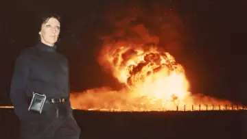 Задник к фильму "Never Look Away" #761931