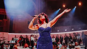Задник к фильму "RAYE at the Royal Albert Hall" #198396
