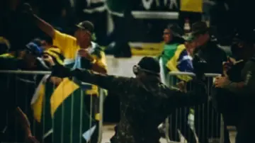 Задник к фильму "8/1 – A Democracia Resiste" #984410