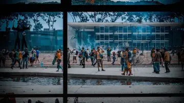 Задник к фильму "8/1 – A Democracia Resiste" #984411