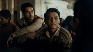 Задник к фильму "होमबाउंड" #586209