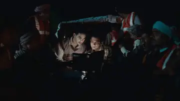 Задник к фильму "होमबाउंड" #586215