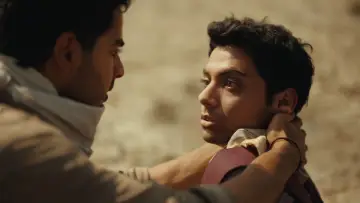 Задник к фильму "होमबाउंड" #586221