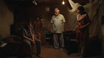 Задник к фильму "होमबाउंड" #586225