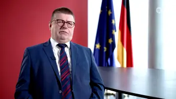 Задник к фильму "Judenhass: Unser Leben nach dem 7. Oktober" #200019