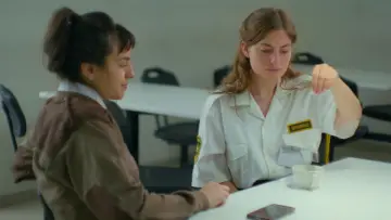 Задник к фильму "Un movimiento extraño" #757377