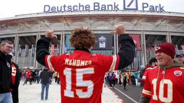 Задник к фильму "Deutschland im Football Fieber - Der Wahnsinn hinter dem Mega-Event" #366887