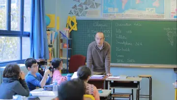 Задник к фильму "Et si on levait les yeux ? Une classe face aux écrans" #367363