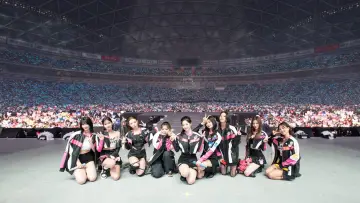 Задник к фильму "TWICE 5TH WORLD TOUR 