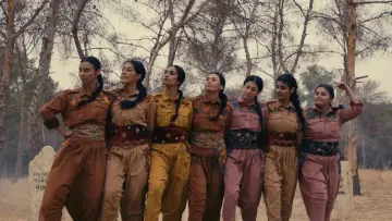 Задник к фильму "Stranên Kezîya Sor - Jin, Jiyan, Azadî" #1052847