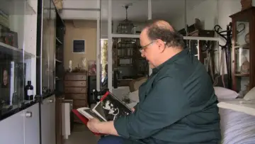 Задник к фильму "Πορτραίτο του συλλέκτη σε ώριμη ηλικία" #1091060