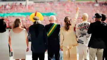 Задник к фильму "Déjà Vu - O Primeiro Ano do "Novo" Governo Lula" #418628
