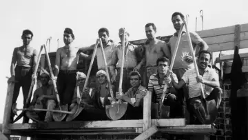 Задник к фильму "Συνάδελφοι ηρωικοί οικοδόμοι" #449476