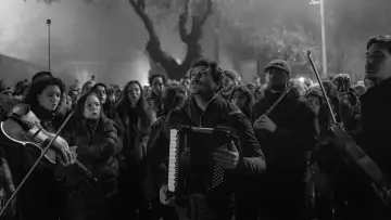 Задник к фильму "Karanlık Zamanlarda Şarkı Söylemek" #464447