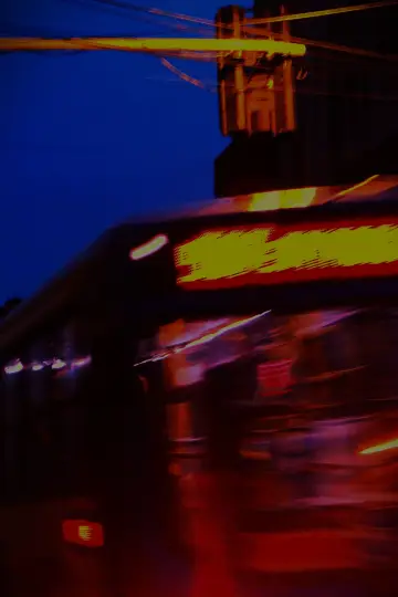 Постер к фильму "A Chegada Do Ônibus Na Madrugada Da Cidade Do Céu Roxo" #458782