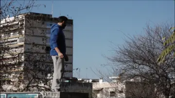 Задник к фильму "Ρυθμοί της πόλης: Το παρκούρ στην Θεσσαλονίκη" #1096362