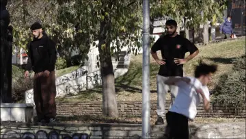 Задник к фильму "Ρυθμοί της πόλης: Το παρκούρ στην Θεσσαλονίκη" #1096364