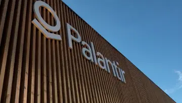 Задник к фильму "Watching You - Die Welt von Palantir und Alex Karp" #1115648