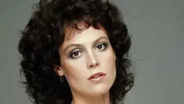 Sigourney Weaver - Actionheldin und Stil-Ikone постер