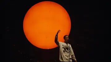 Задник к фильму "Loyle Carner - hugo: reimagined (live from the Royal Albert Hall)" #484938