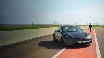 Задник к фильму "Tesla: Les Secrets de sa voiture électrique" #1119004