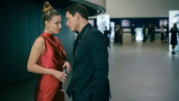 Задник к фильму "Un/Dressed" #686007