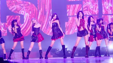 Задник к фильму "아이브 더 퍼스트 월드투어 인 시네마" #977633