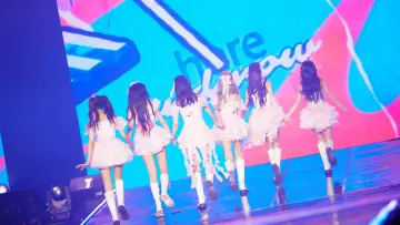Задник к фильму "아이브 더 퍼스트 월드투어 인 시네마" #977637