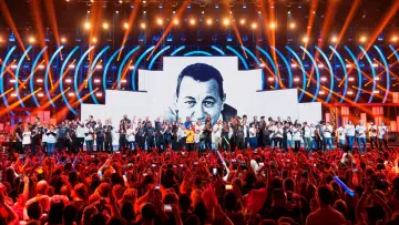 Задник к фильму "Les Enfoirés 2025 - Au pays des Enfoirés" #881040