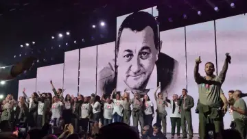 Задник к фильму "Les Enfoirés 2025 - Au pays des Enfoirés" #881045