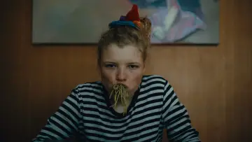 Задник к фильму "How to Be Normal and the Oddness of the Other World" #781577