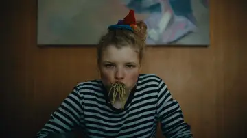 Задник к фильму "How to Be Normal and the Oddness of the Other World" #781578