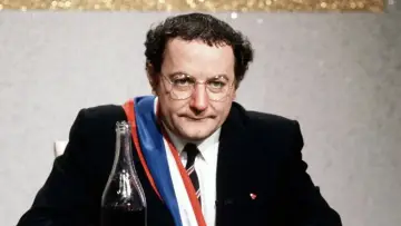 Задник к фильму "Coluche, la véritable histoire d