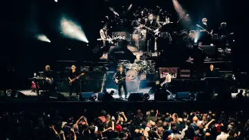 Задник к фильму "The Cure: The Show Of A Lost World (Troxy Live 2024)" #932188